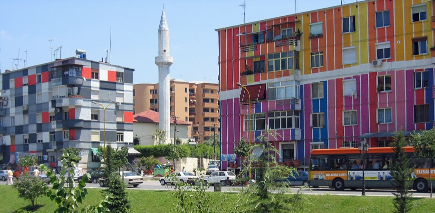Fasade kuća i zgrada  - Page 2 Tirana_-_colourful_houses_at_lana